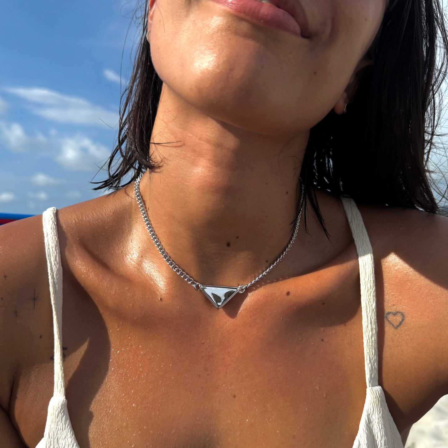 Collar con dije de triángulo