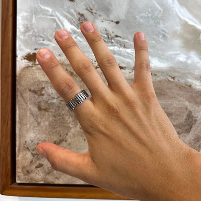 Anillo diseño de piedras apiladas