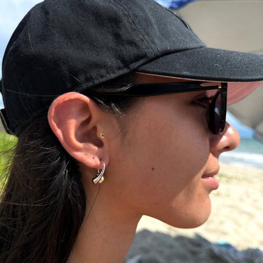 Aretes dorados con esfera plata