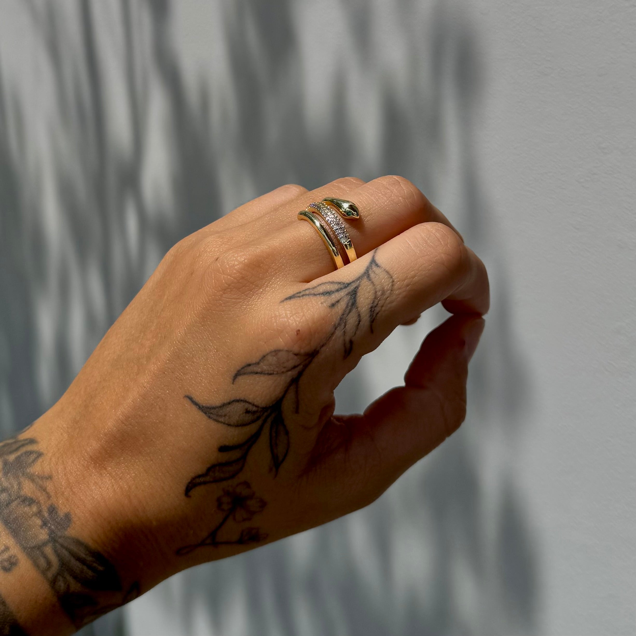 Anillo ajustable de serpiente con ojitos verdes