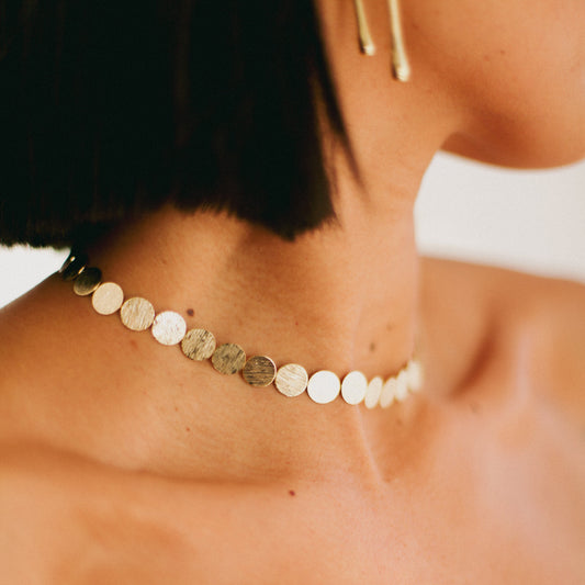 Choker de círculos metálicos texturizados
