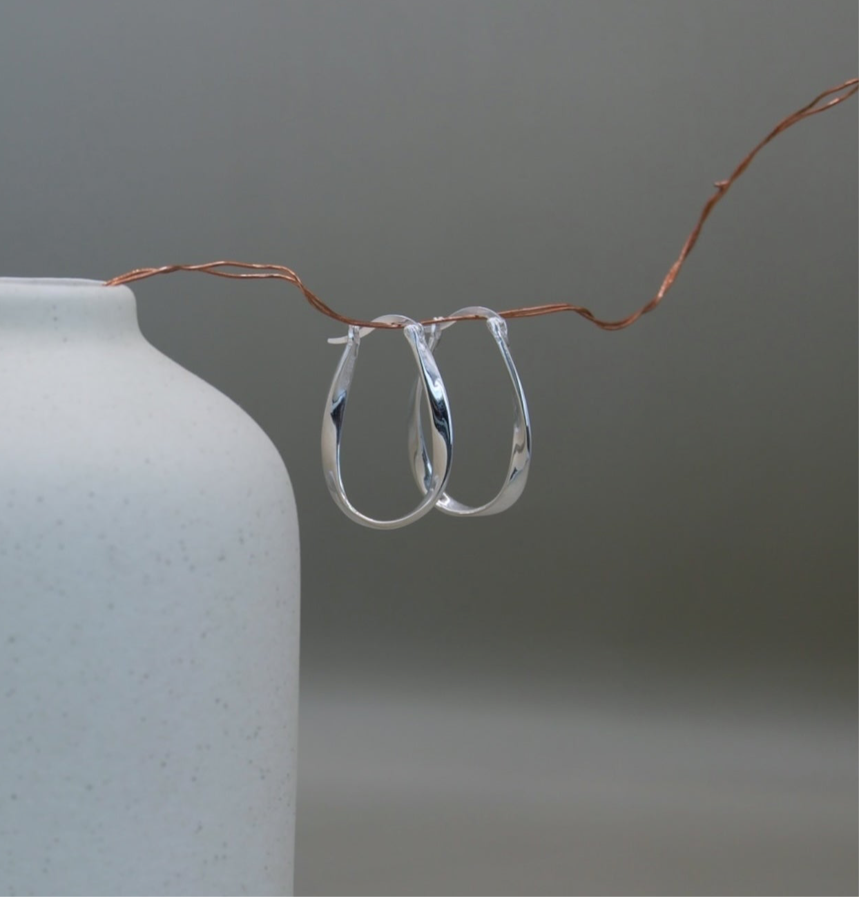 Arracadas alargadas torcidas con acabado martillado