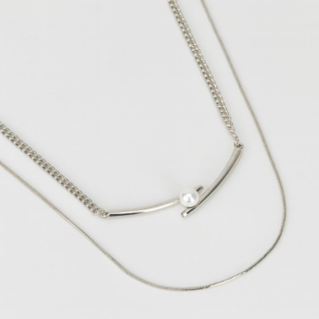 Collar plateado con barra curva y tipo perla