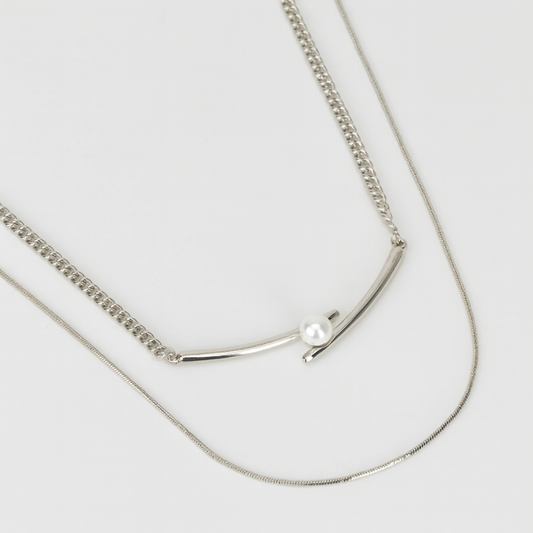 Collar plateado con barra curva y tipo perla