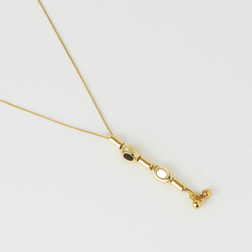 Collar con dije de cuentas geométricas doradas