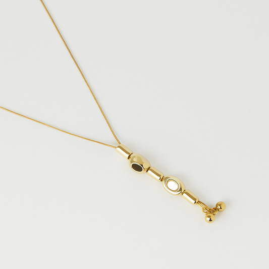 Collar con dije de cuentas geométricas doradas