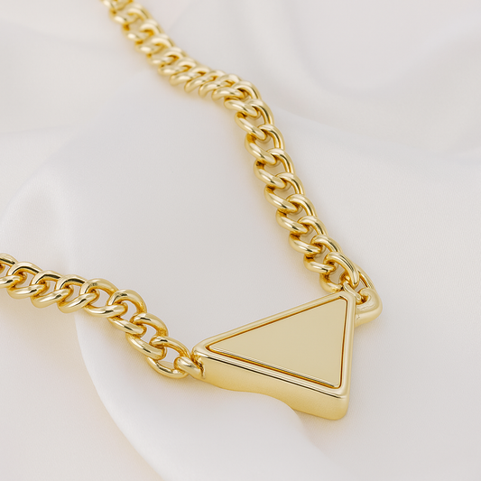 Collar con dije de triángulo