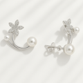 Aretes-cuff de flor en circonias con tipo perlas