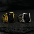Anillo con piedra cuadrada y grecas con puntos a los laterales
