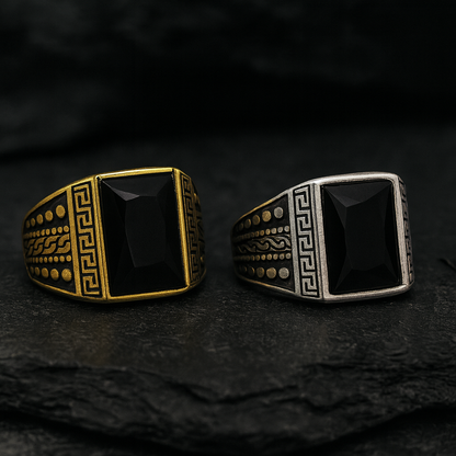 Anillo con piedra cuadrada y grecas con puntos a los laterales
