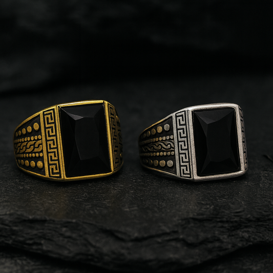 Anillo con piedra cuadrada y grecas con puntos a los laterales