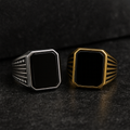Anillo con piedra cuadrada negra y líneas laterales