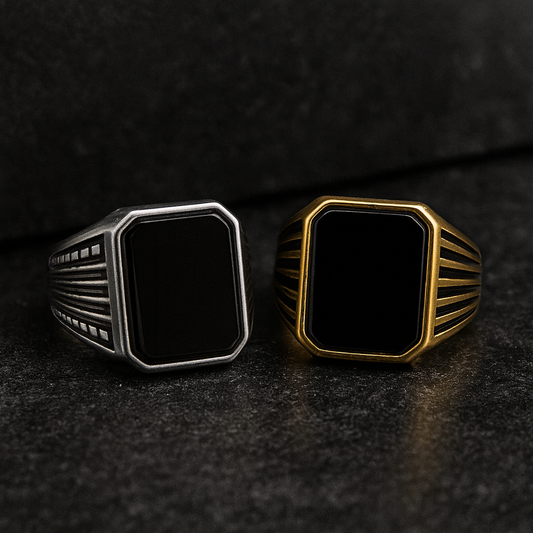Anillo con piedra cuadrada negra y líneas laterales