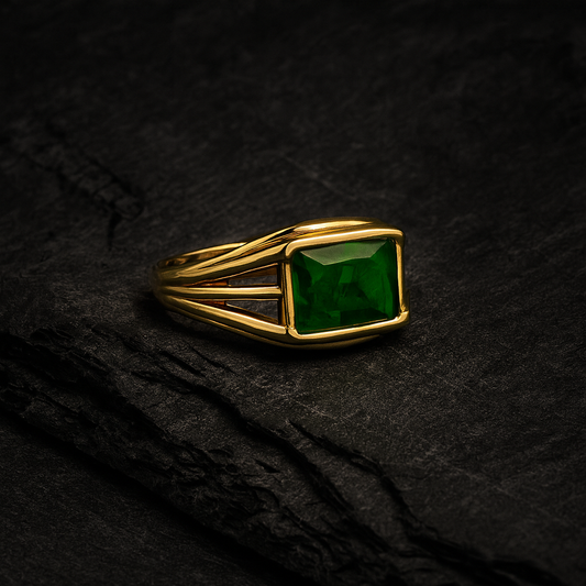 Anillo con diseño de barras sujetando una piedra verde.