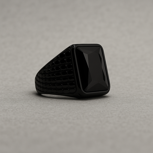 Anillo negro con costados de simulación piel de víbora