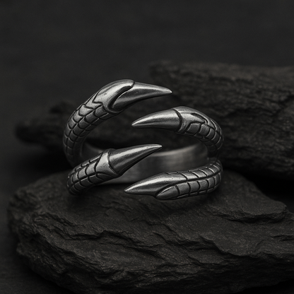 Anillo de garra con escamas