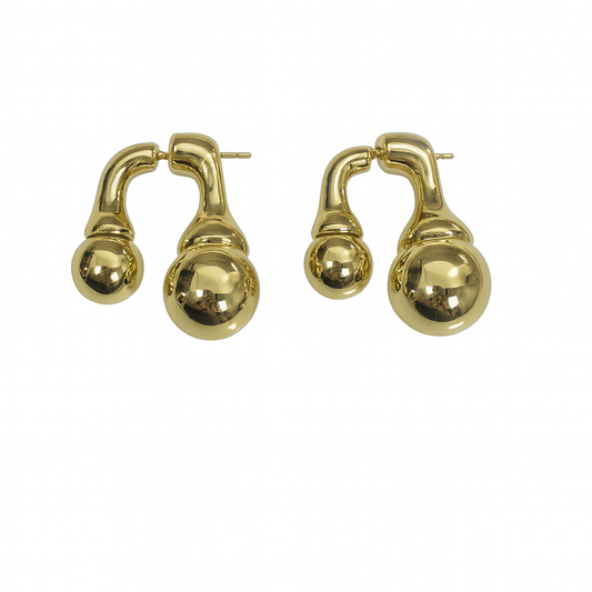 Aretes esculturales con forma orgánica.
