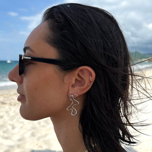 Aretes abstractos ondulados plata