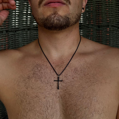 Cadena negra con dije de cruz negra