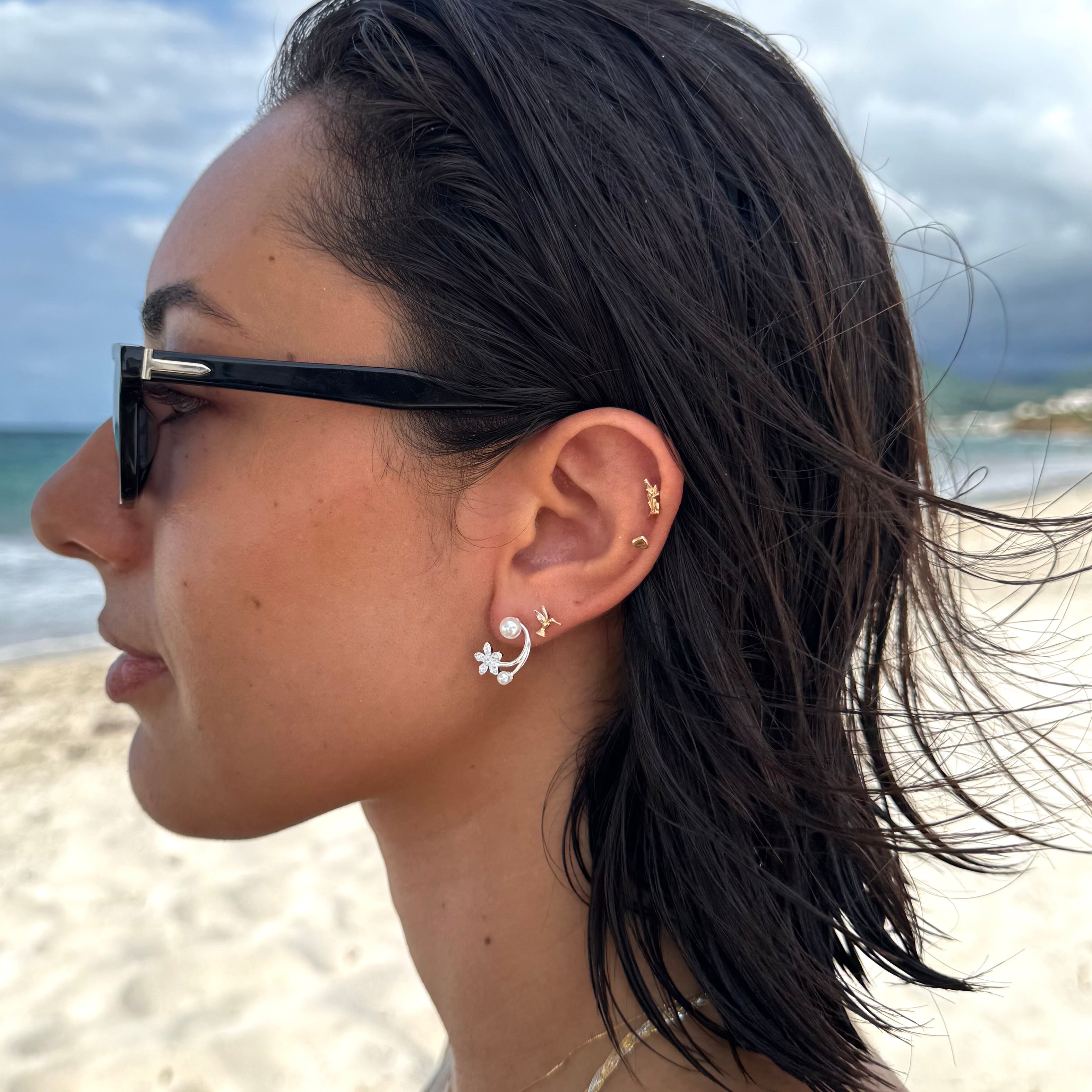 Aretes-cuff de flor en circonias con tipo perlas