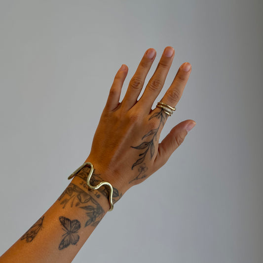 Brazalete abierto con ondas