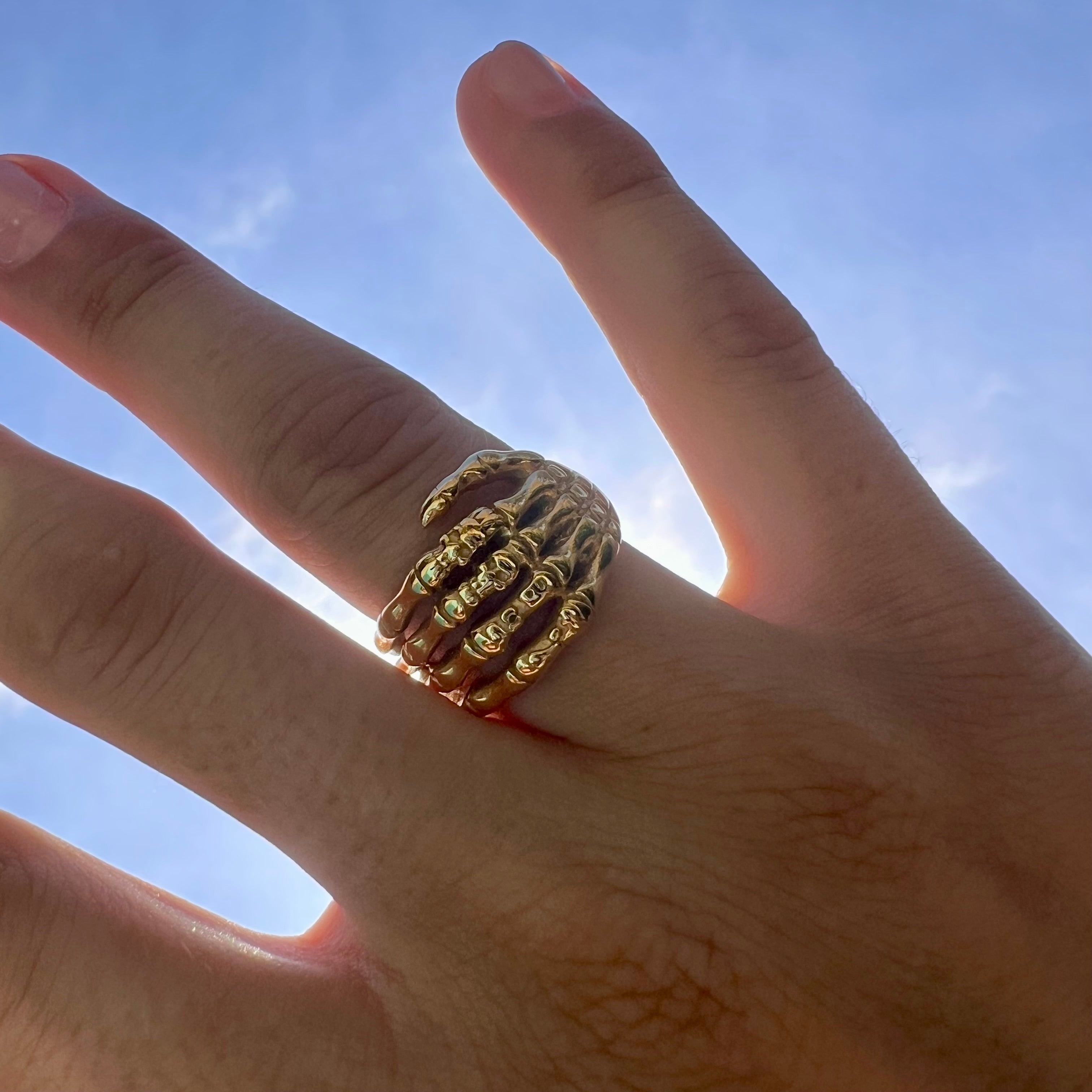 Anillo de mano esquelética