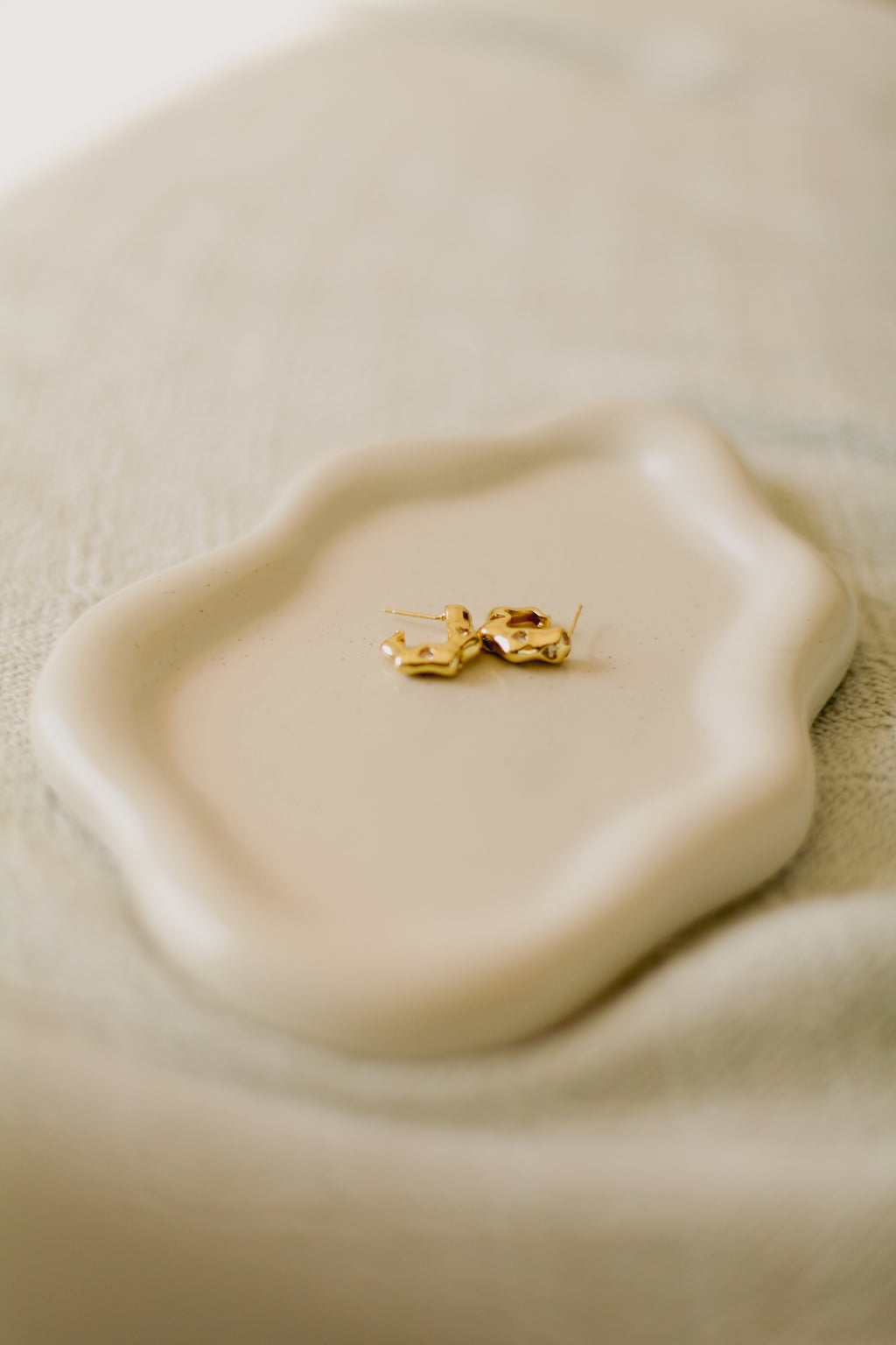 Arete con piedras blancas en forma de corazón