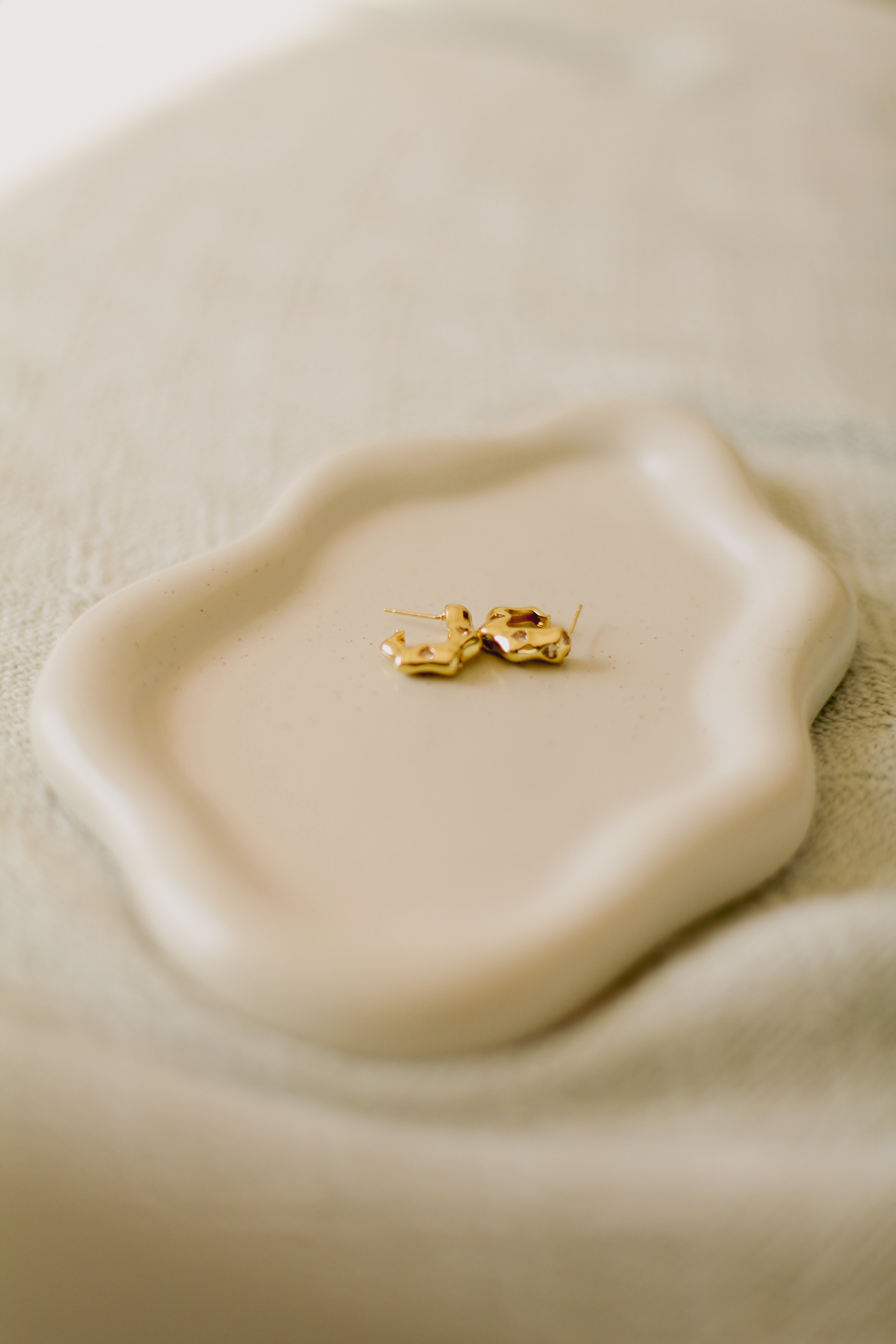 Arete con piedras blancas en forma de corazón