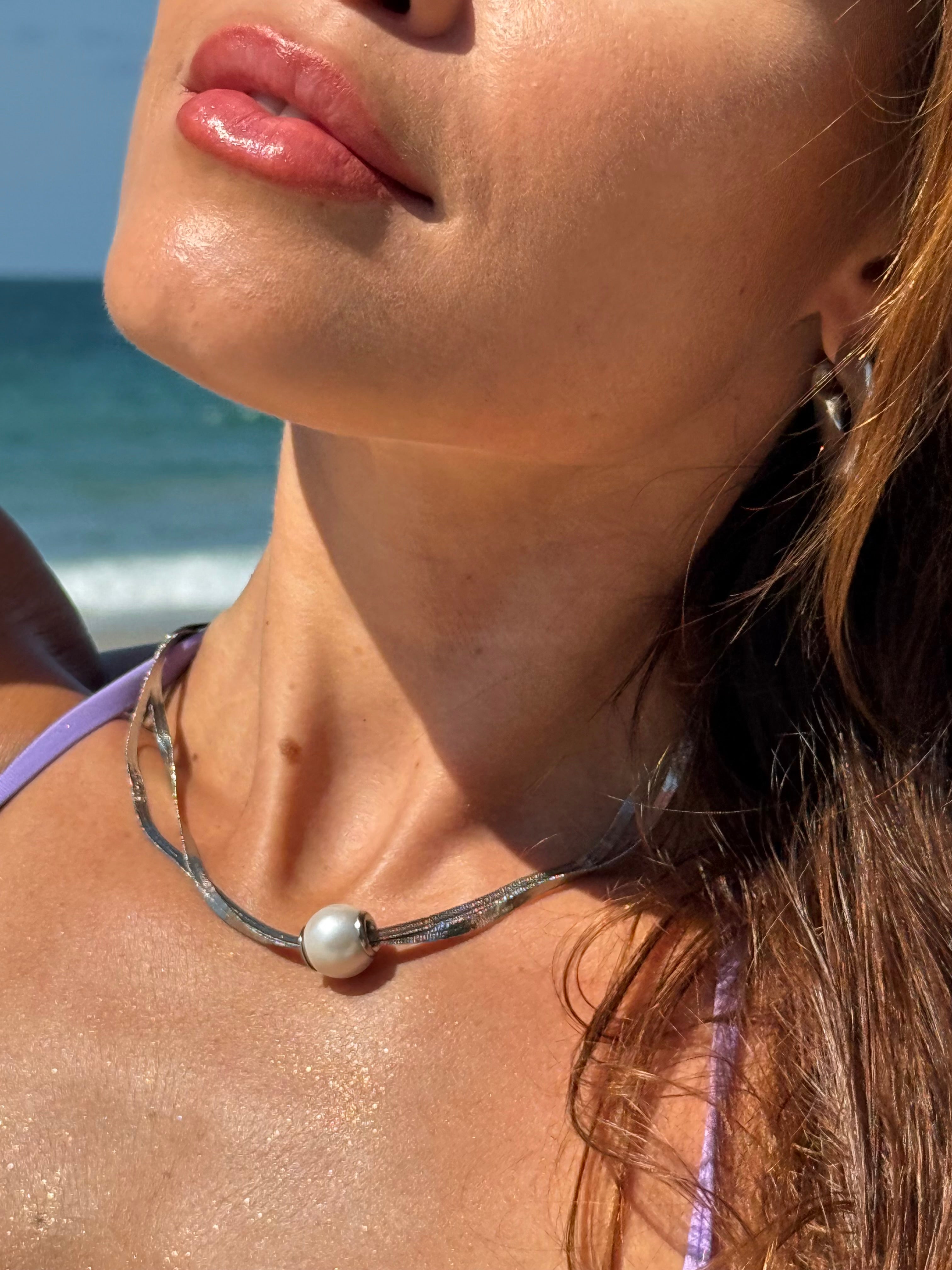 Collar plateado doble con tipo perla