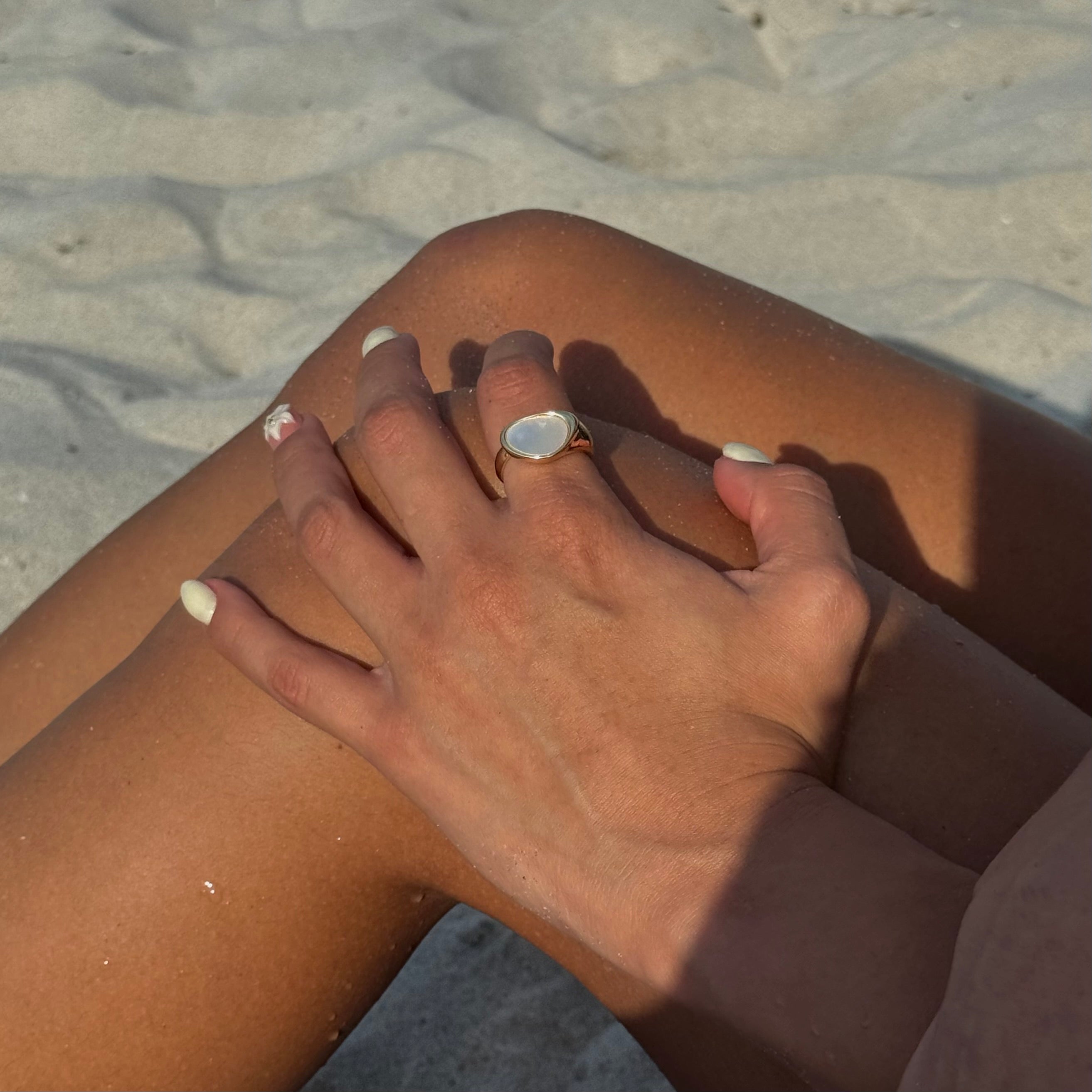 Anillo asimétrico con piedra blanca