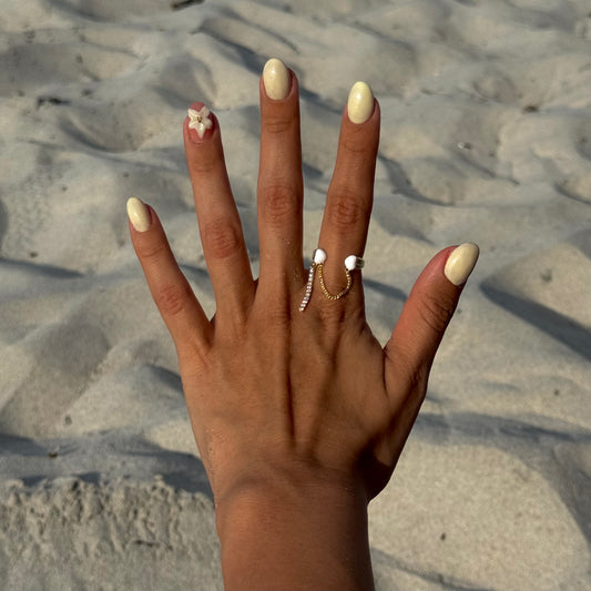 Anillo abierto con corazones blancos, cadena y barra de circonias