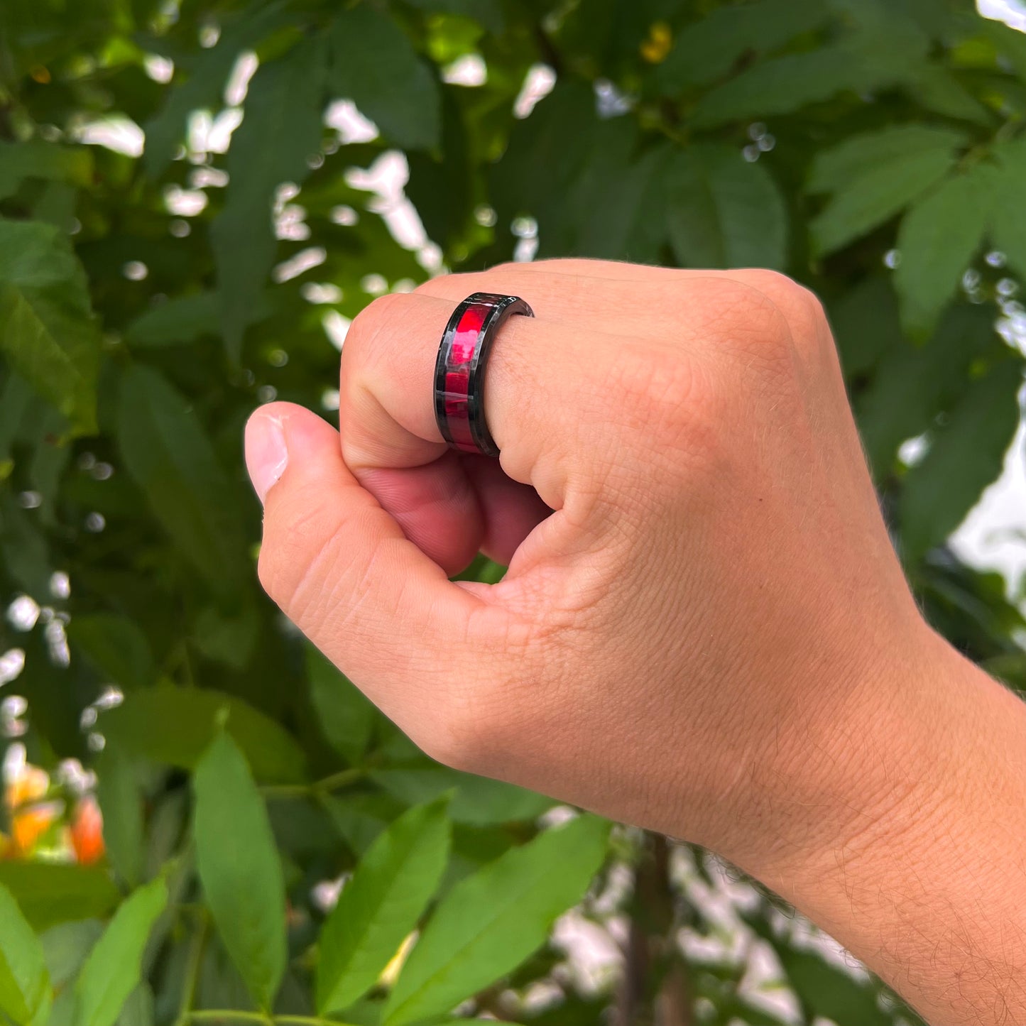 Anillo argolla con diseño de franja roja
