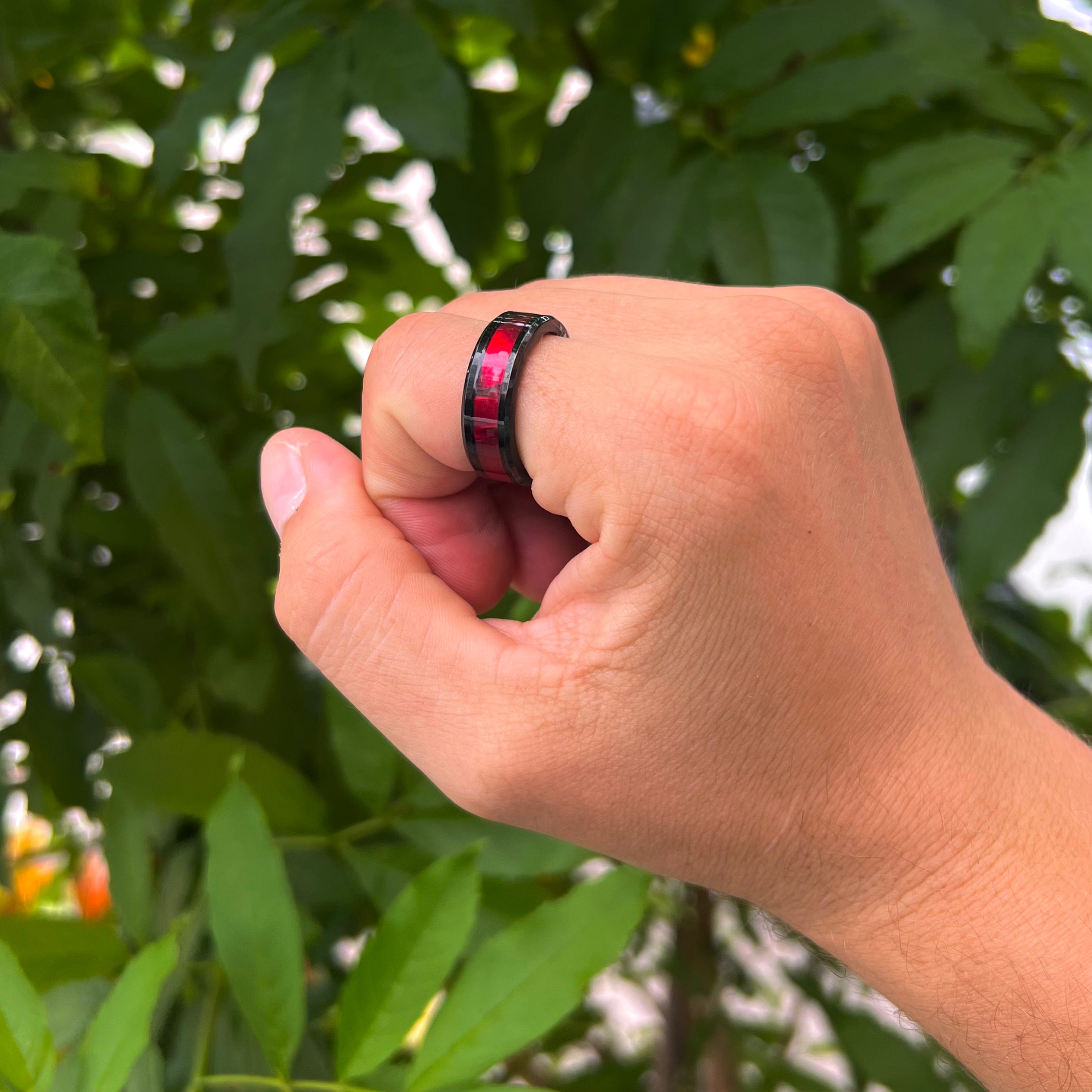 Anillo argolla con diseño de franja roja