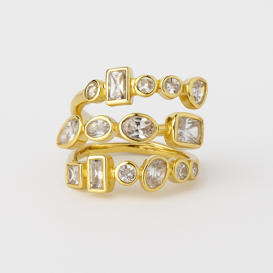Anillo ajustable en espiral triple con piedras blancas asimétricas.