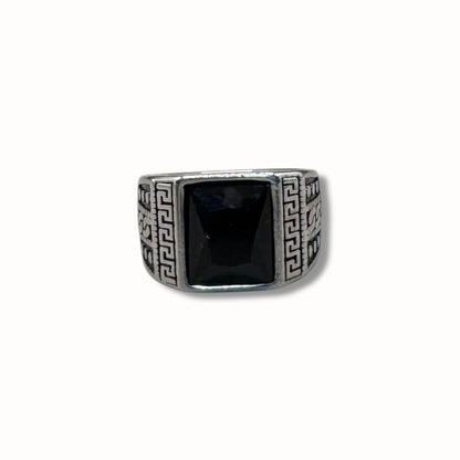 Anillo con piedra cuadrada y grecas con puntos a los laterales