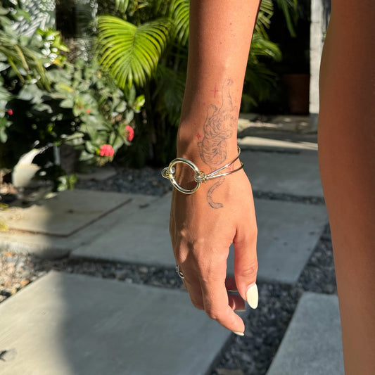 Brazalete circular con doble nudo