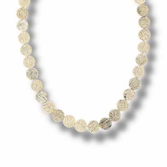 Choker de círculos metálicos texturizados