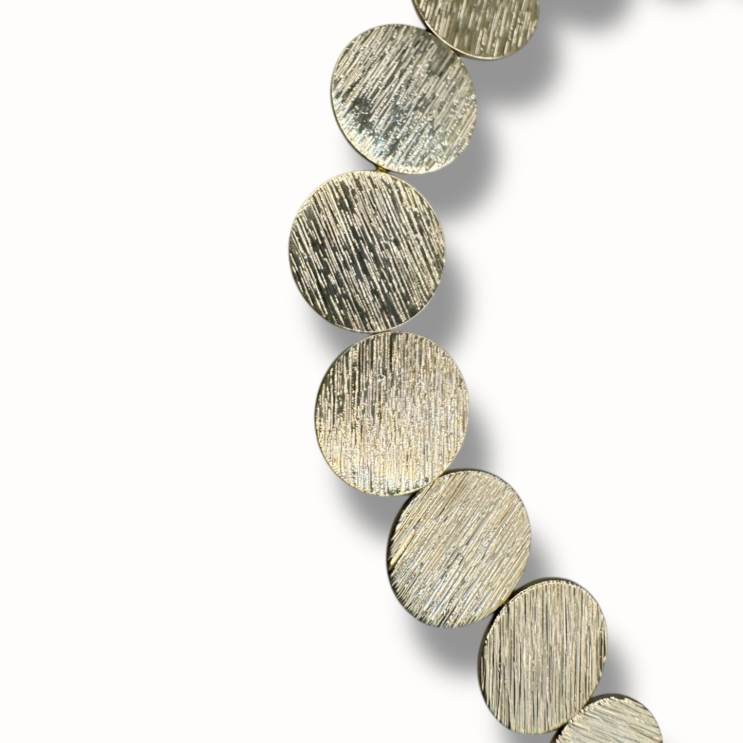 Choker de círculos metálicos texturizados