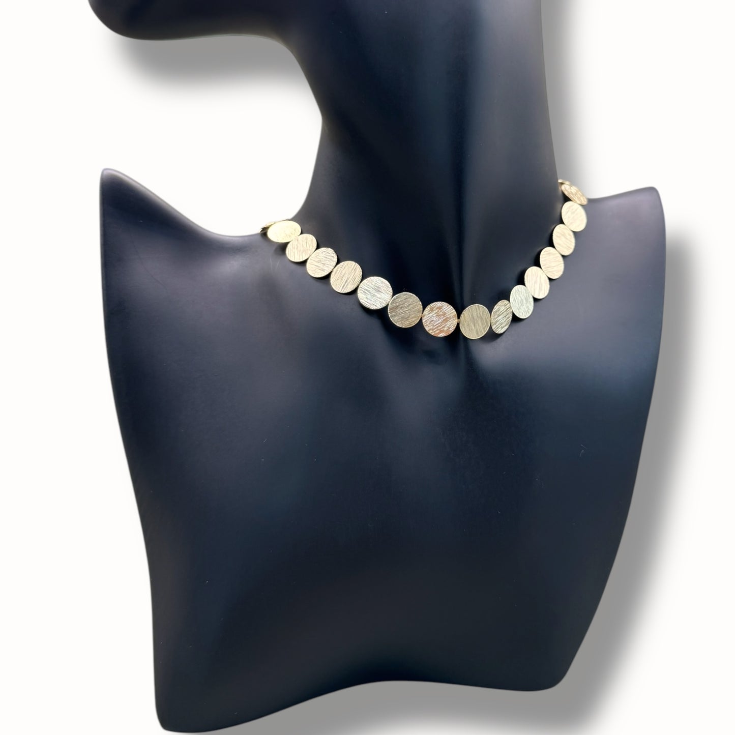 Choker de círculos metálicos texturizados