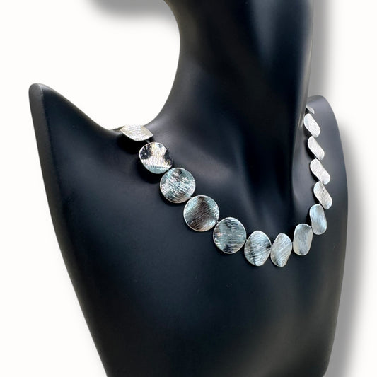 Choker de círculos metálicos texturizados