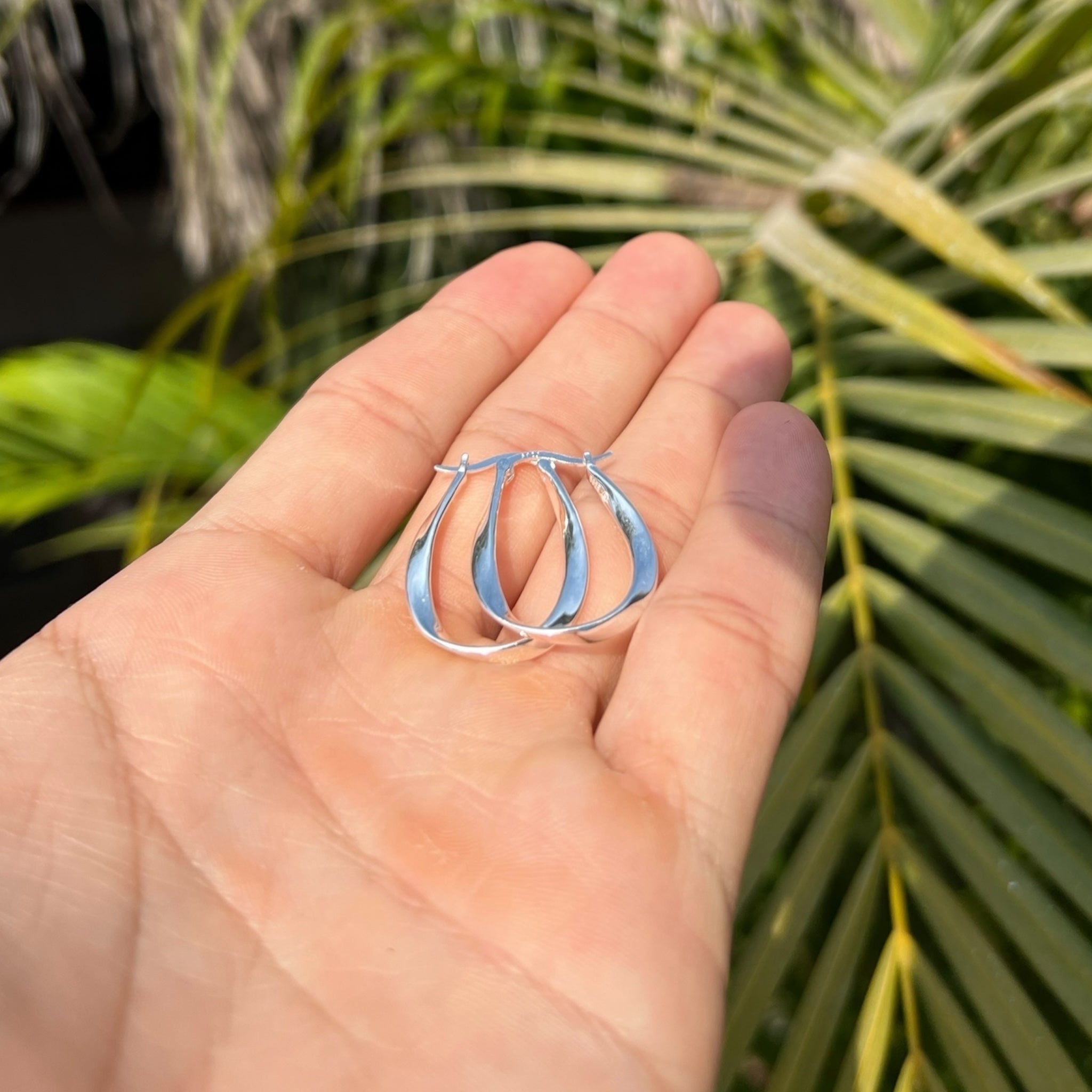 Arracadas alargadas torcidas con acabado martillado