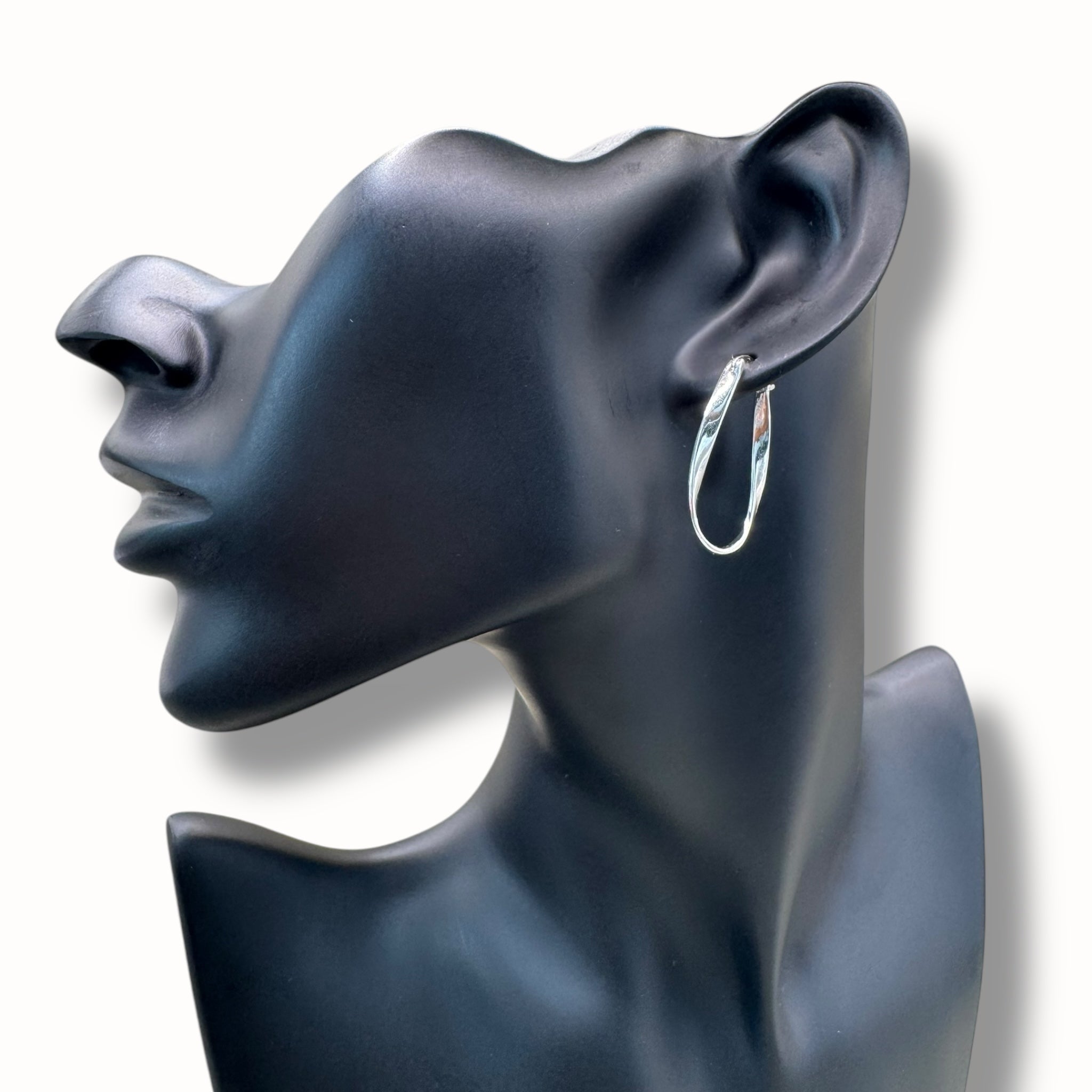 Arracadas alargadas torcidas con acabado martillado