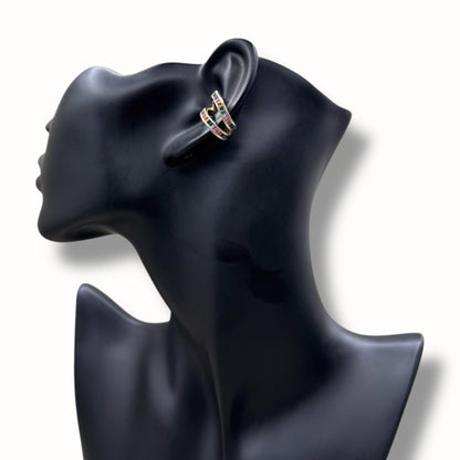 Earcuff con cristales multicolor en corte baguette.