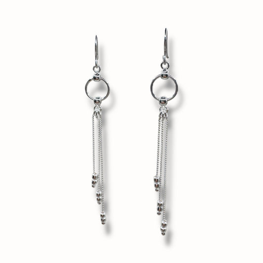 Aretes largos de plata con cadenas finas y esferas colgantes