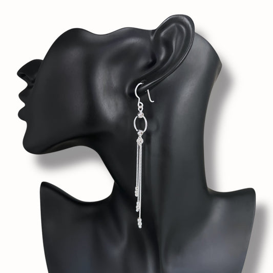Aretes largos de plata con cadenas finas y esferas colgantes