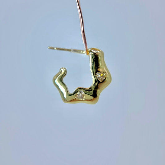 Arete con piedras blancas en forma de corazón