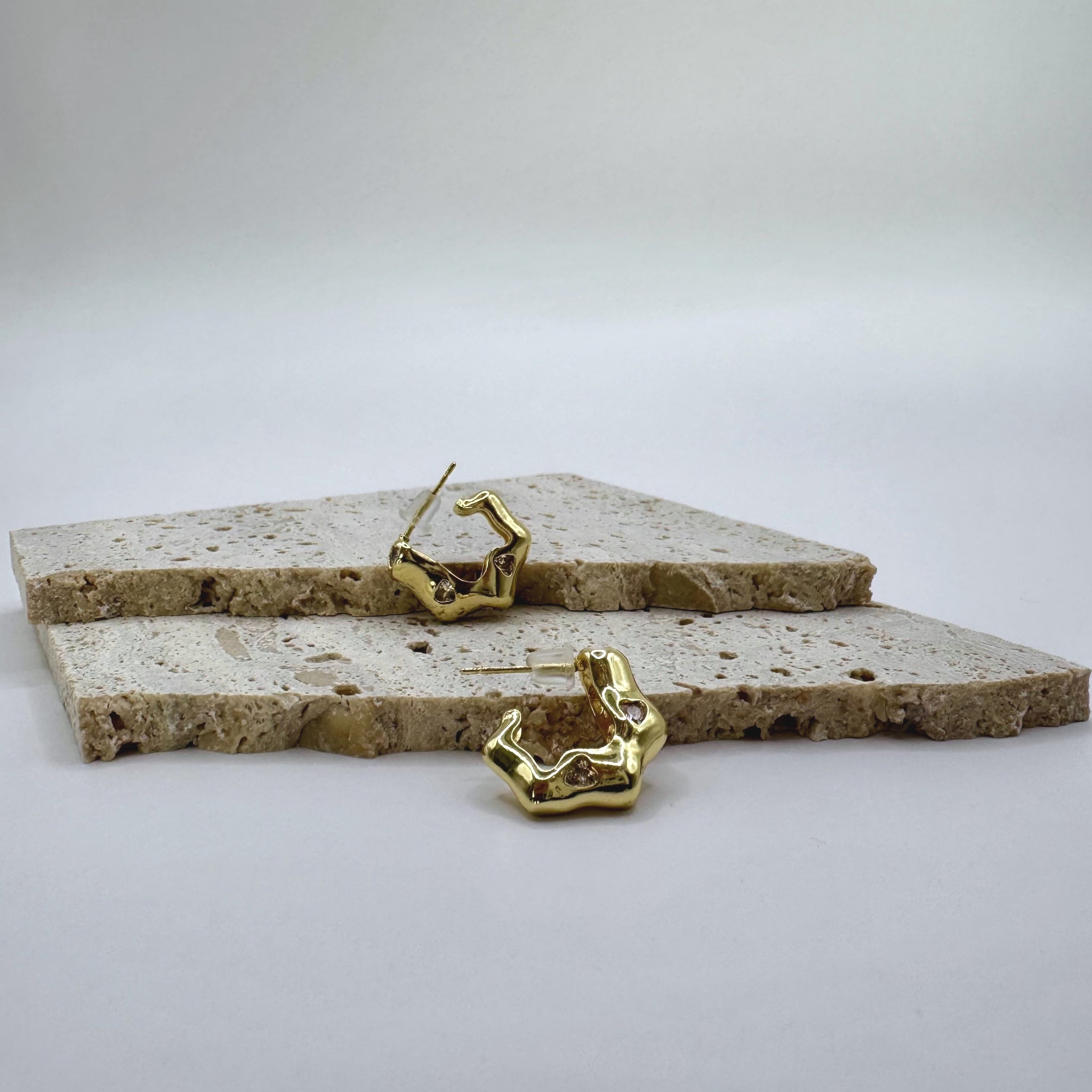 Arete con piedras blancas en forma de corazón