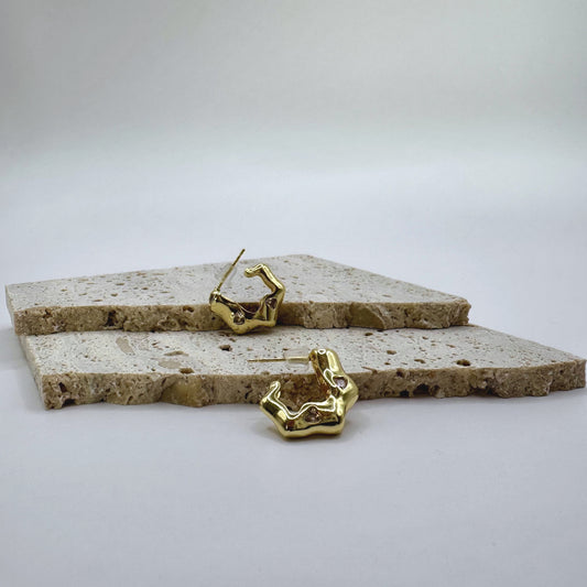 Arete con piedras blancas en forma de corazón