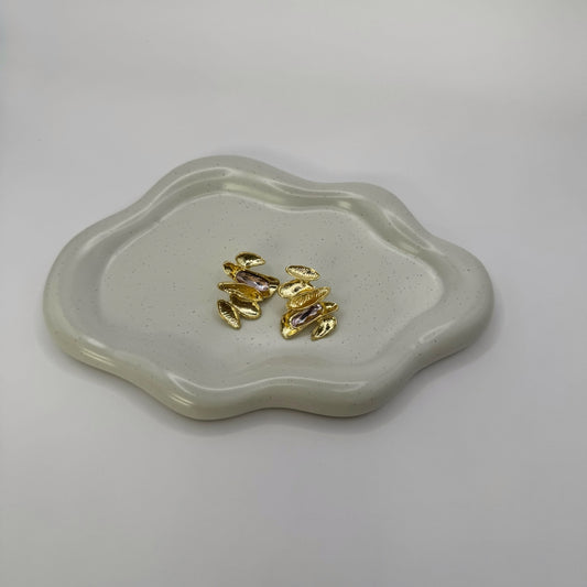 Aretes con textura orgánica y piedra lila