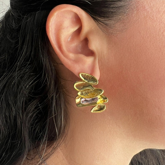 Aretes con textura orgánica y piedra lila